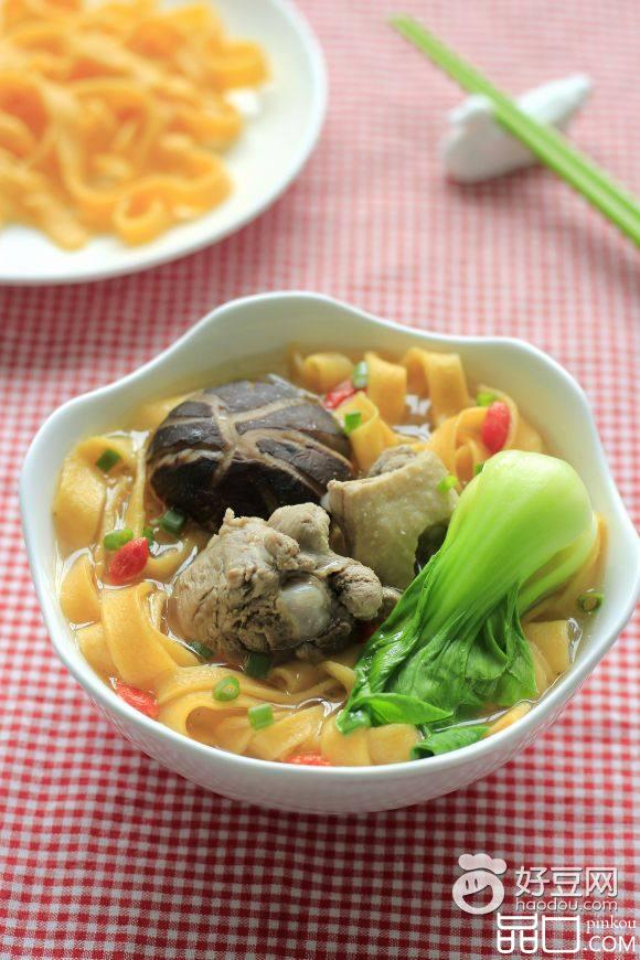 胡萝卜汁鸭汤面