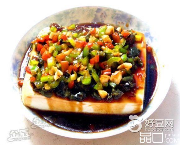 青红椒汁拌皮蛋豆腐