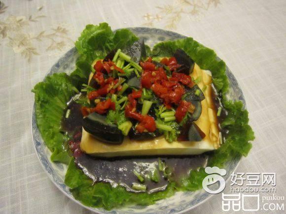 皮蛋剁椒拌豆腐