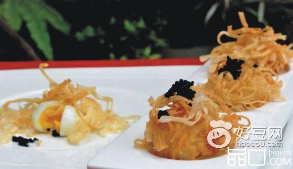 酥皮鹌鹑蛋配鱼子酱