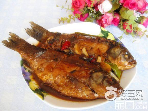 炖鲫鱼