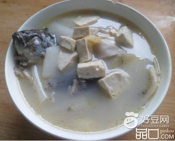 鲫鱼蘑菇豆腐汤