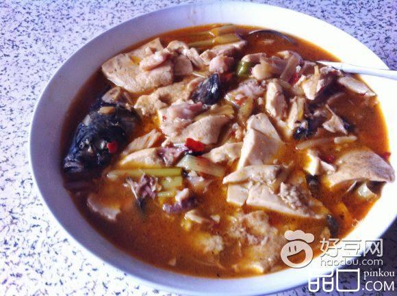 香辣鲫鱼炖豆腐