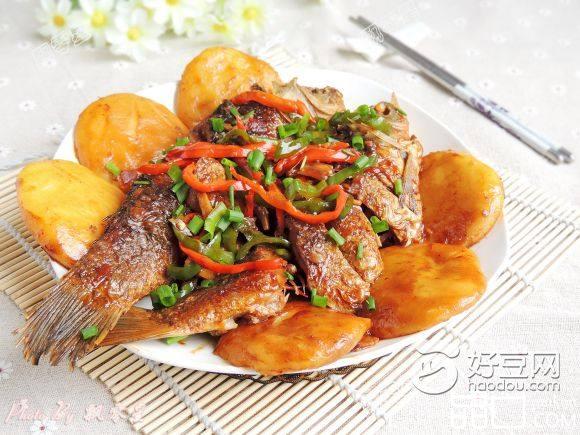 铁锅炖鱼贴饼子
