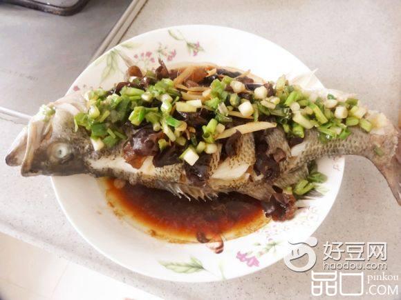 葱油木耳蒸鲈鱼