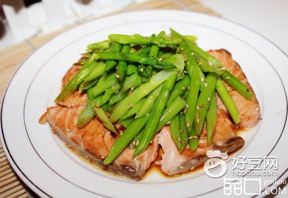 香煎三文鱼拌芦笋