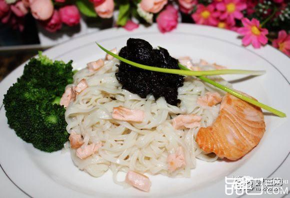 榄菜三文鱼拌面