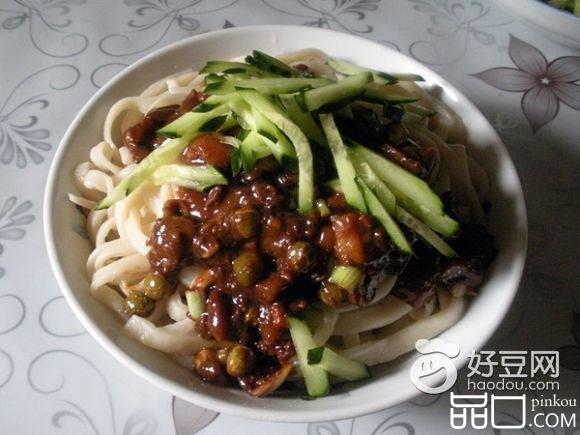 茄丁豌豆炸酱手擀面
