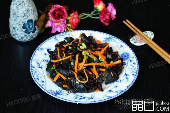 胡萝卜丝拌黑木耳