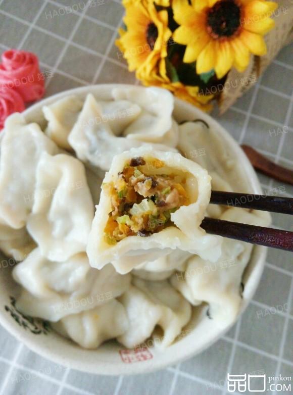 芹菜胡萝卜木耳饺子