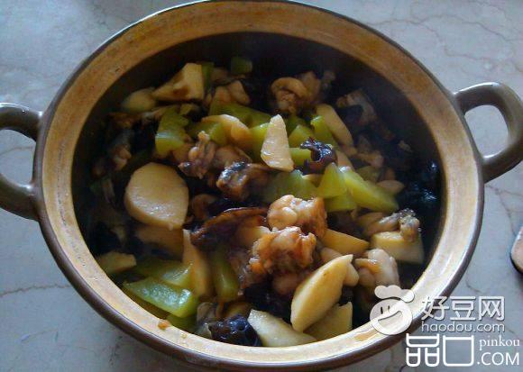 双笋木耳田鸡煲