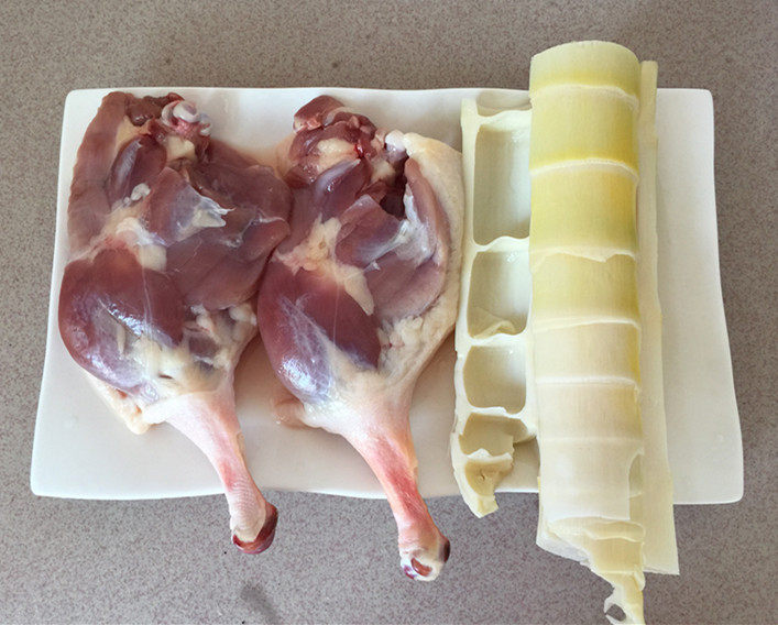 竹笋烧鸭腿肉#盛夏餐步骤1