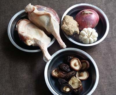香菇焖鸭腿步骤1