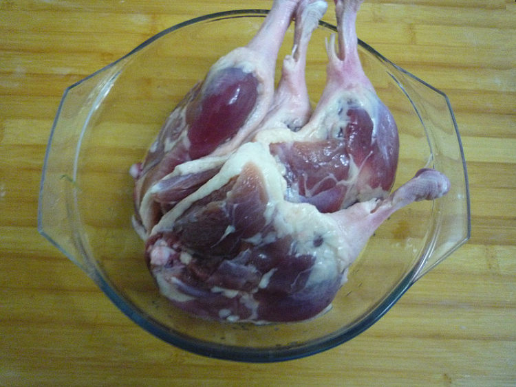 葱烧鸭腿步骤1