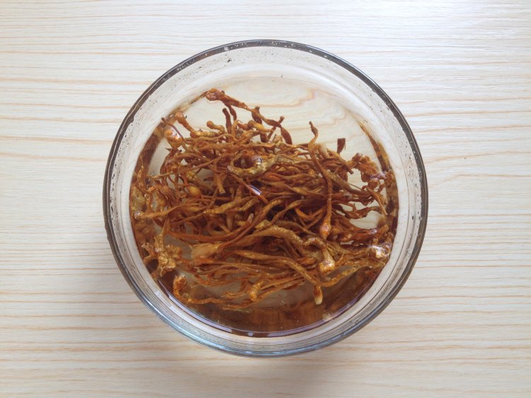 虫草花萝卜炖鸭汤步骤2