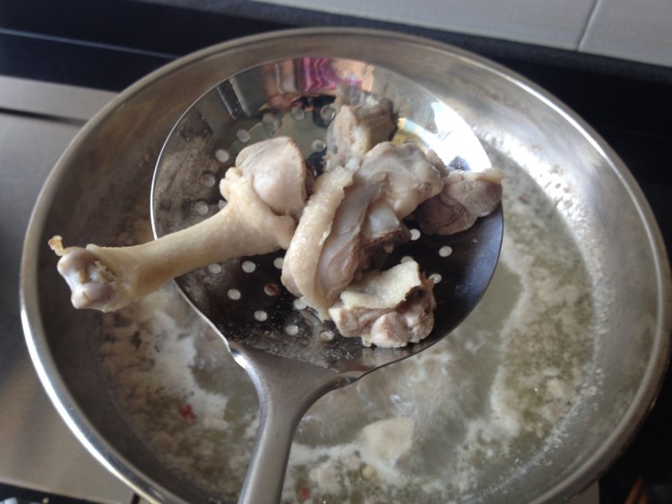 虫草花萝卜炖鸭汤步骤6