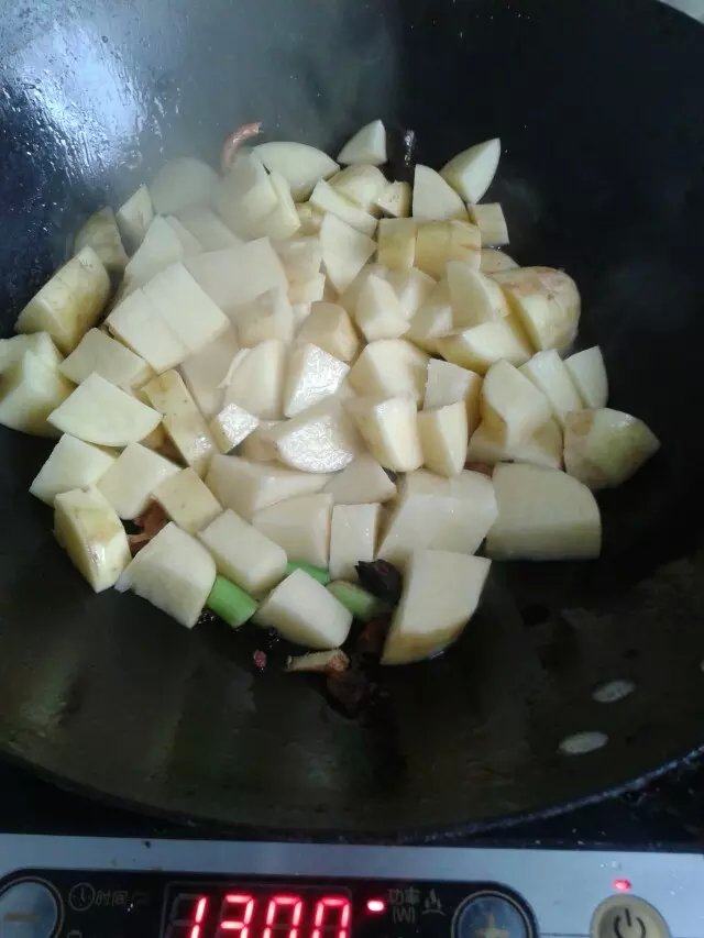 土豆炖鸭块步骤3