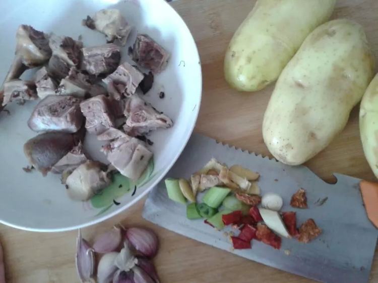 土豆炖鸭块步骤1