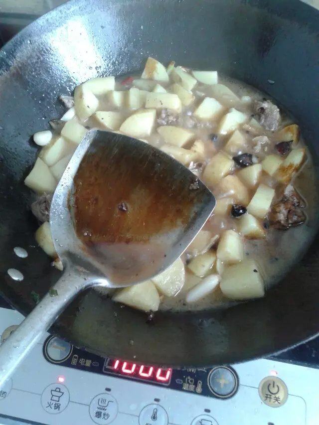 土豆炖鸭块步骤7