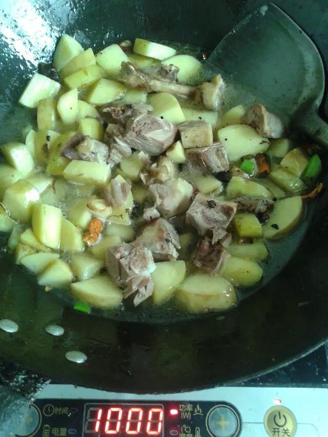 土豆炖鸭块步骤5