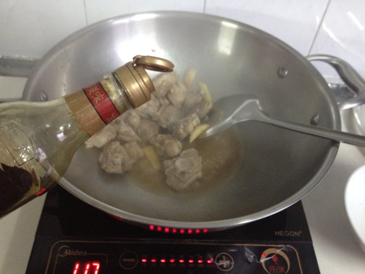 茶树菇土豆鸭块步骤3