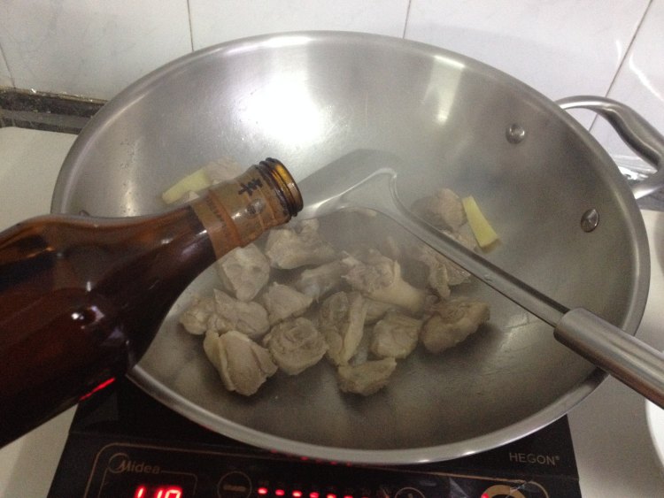 茶树菇土豆鸭块步骤2