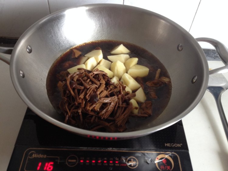 茶树菇土豆鸭块步骤7