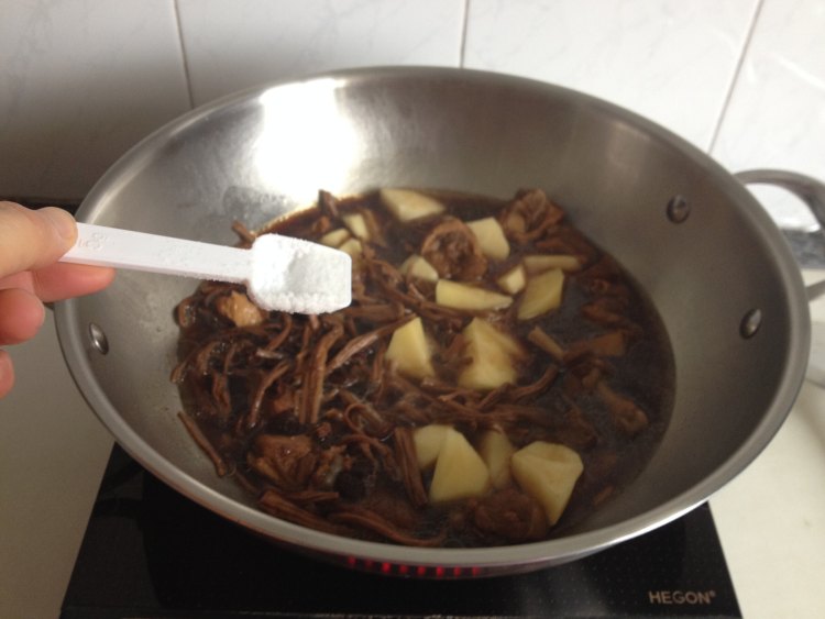 茶树菇土豆鸭块步骤8