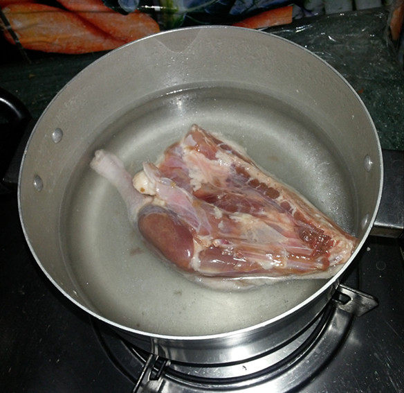 山药木耳鸭腿汤步骤1