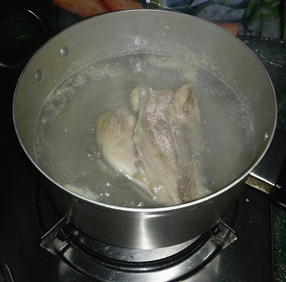 山药木耳鸭腿汤步骤2