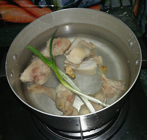 山药木耳鸭腿汤步骤3