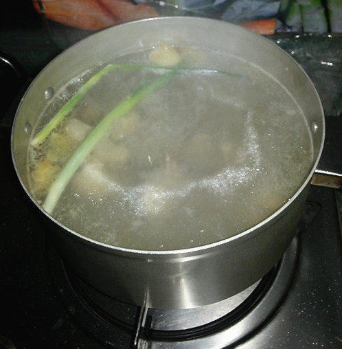 山药木耳鸭腿汤步骤4