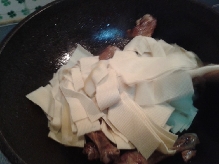 农家干豆腐烧鸭腿步骤9
