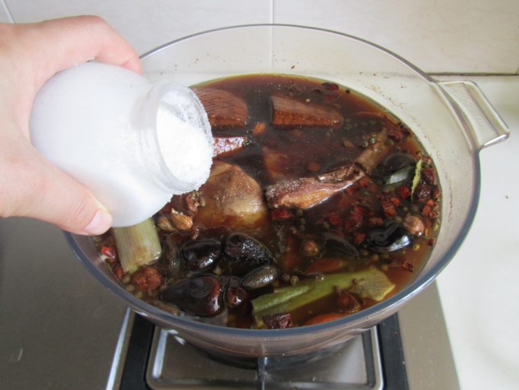 卤鸭腿干子双拼步骤7