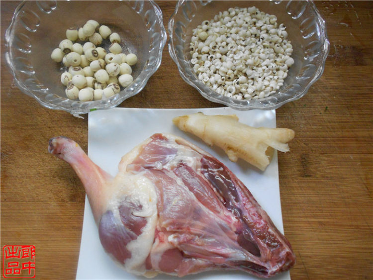 莲子薏米鸭腿煲步骤1
