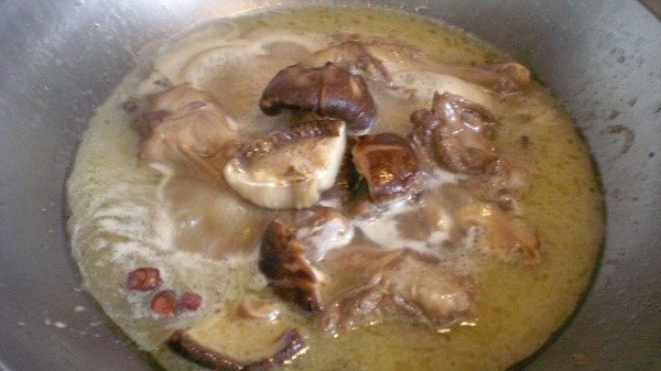 香菇炖鸭腿步骤6