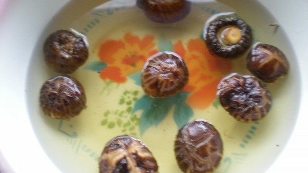 香菇炖鸭腿步骤3