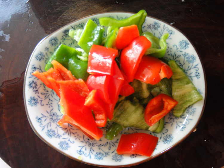 青红椒炒鸭肉片步骤3