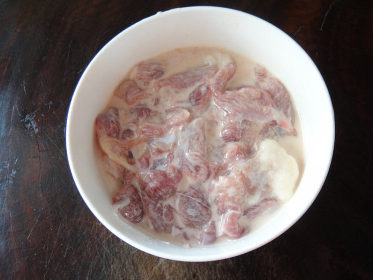 青红椒炒鸭肉片步骤5
