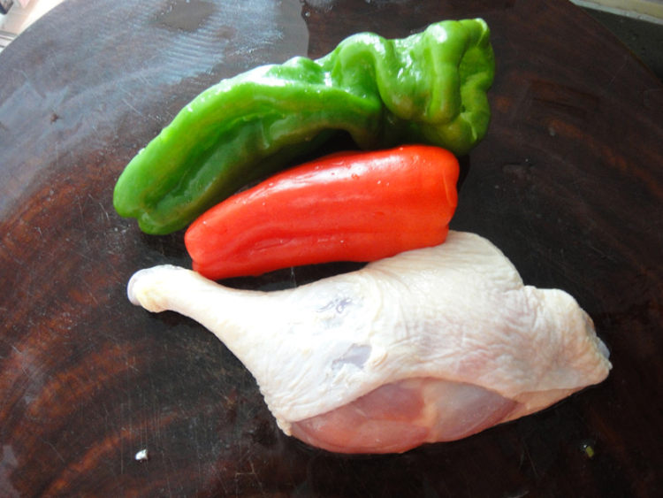 青红椒炒鸭肉片步骤2