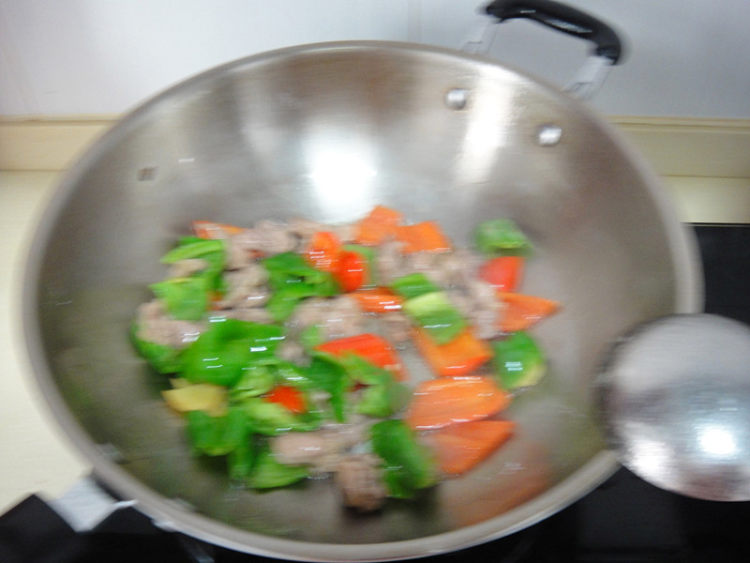 青红椒炒鸭肉片步骤9