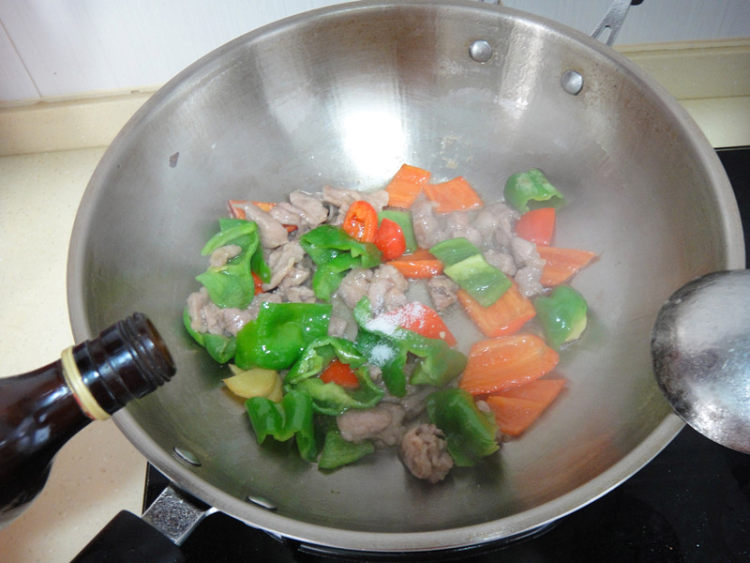 青红椒炒鸭肉片步骤11