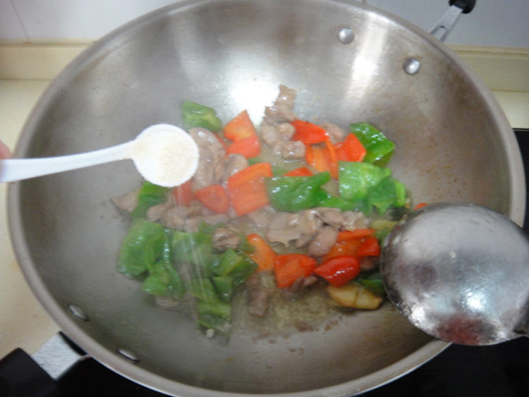 青红椒炒鸭肉片步骤13
