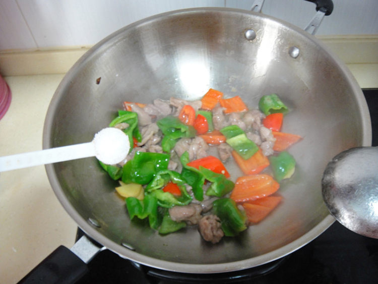 青红椒炒鸭肉片步骤10