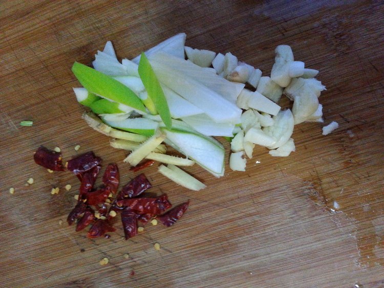 土豆焖鸭腿步骤2