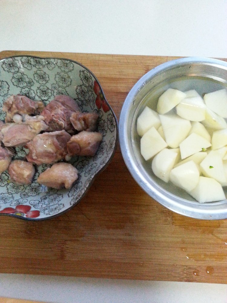 土豆焖鸭腿步骤1