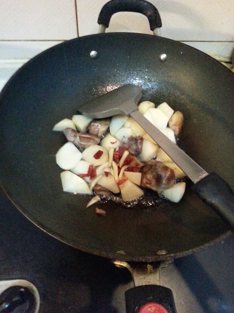 土豆焖鸭腿步骤5