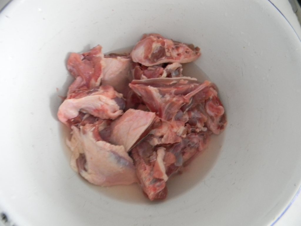 鸭腿焖黄豆步骤1