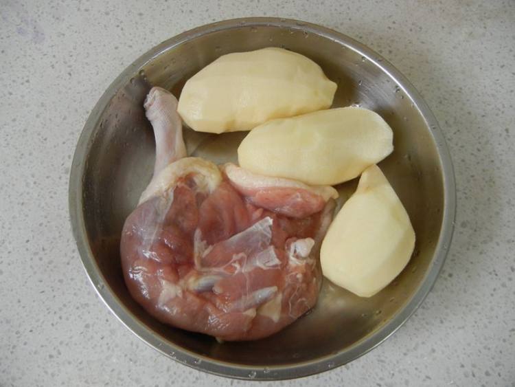 土豆烧鸭块步骤1