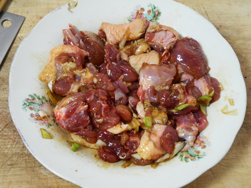 菌香鸭腿煲仔饭步骤1